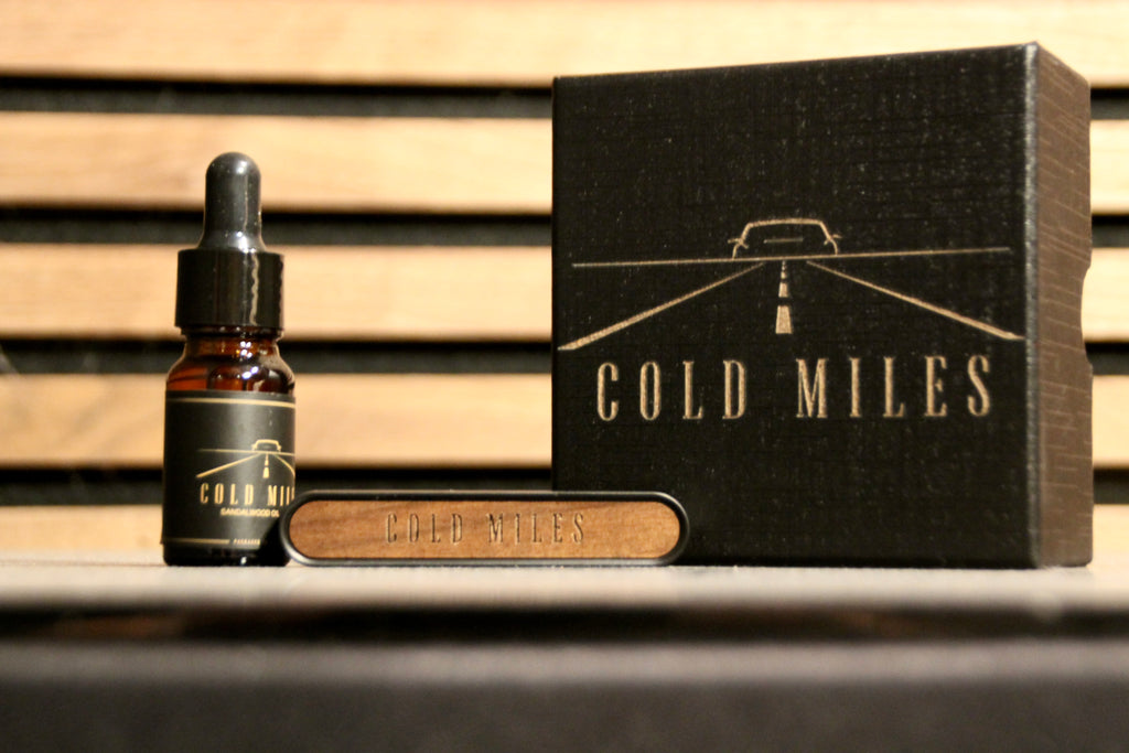 COLD MILES Sandelholzöl, Auto Diffusor und Verpackung im Set