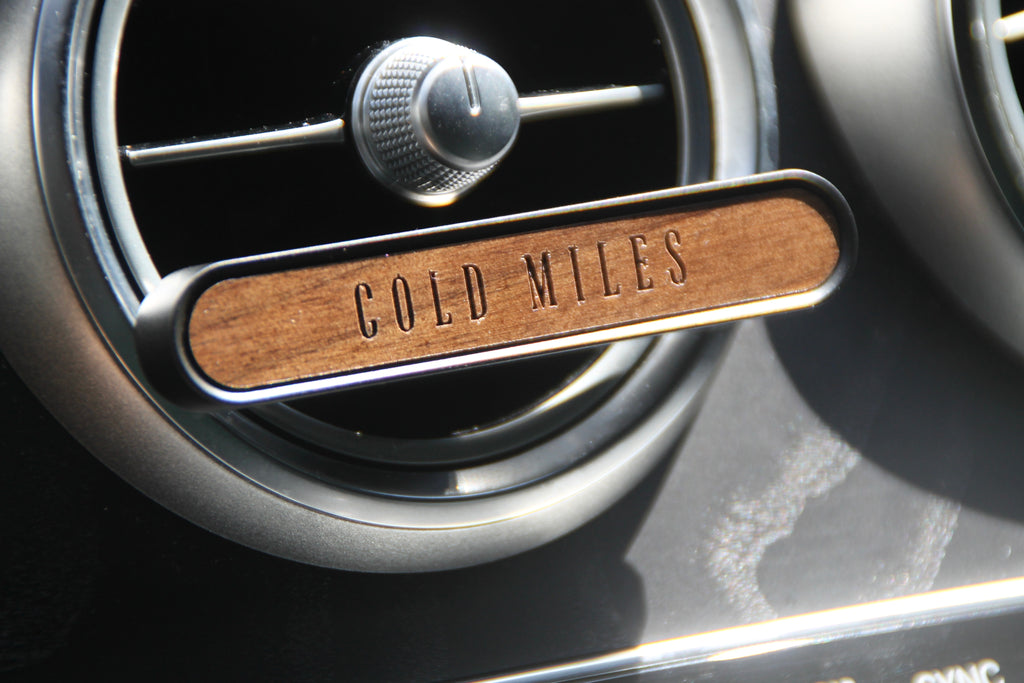 COLD MILES Holz Diffusor Nahaufnahme mit Sandelholz Gravur an Lüftungsdüse