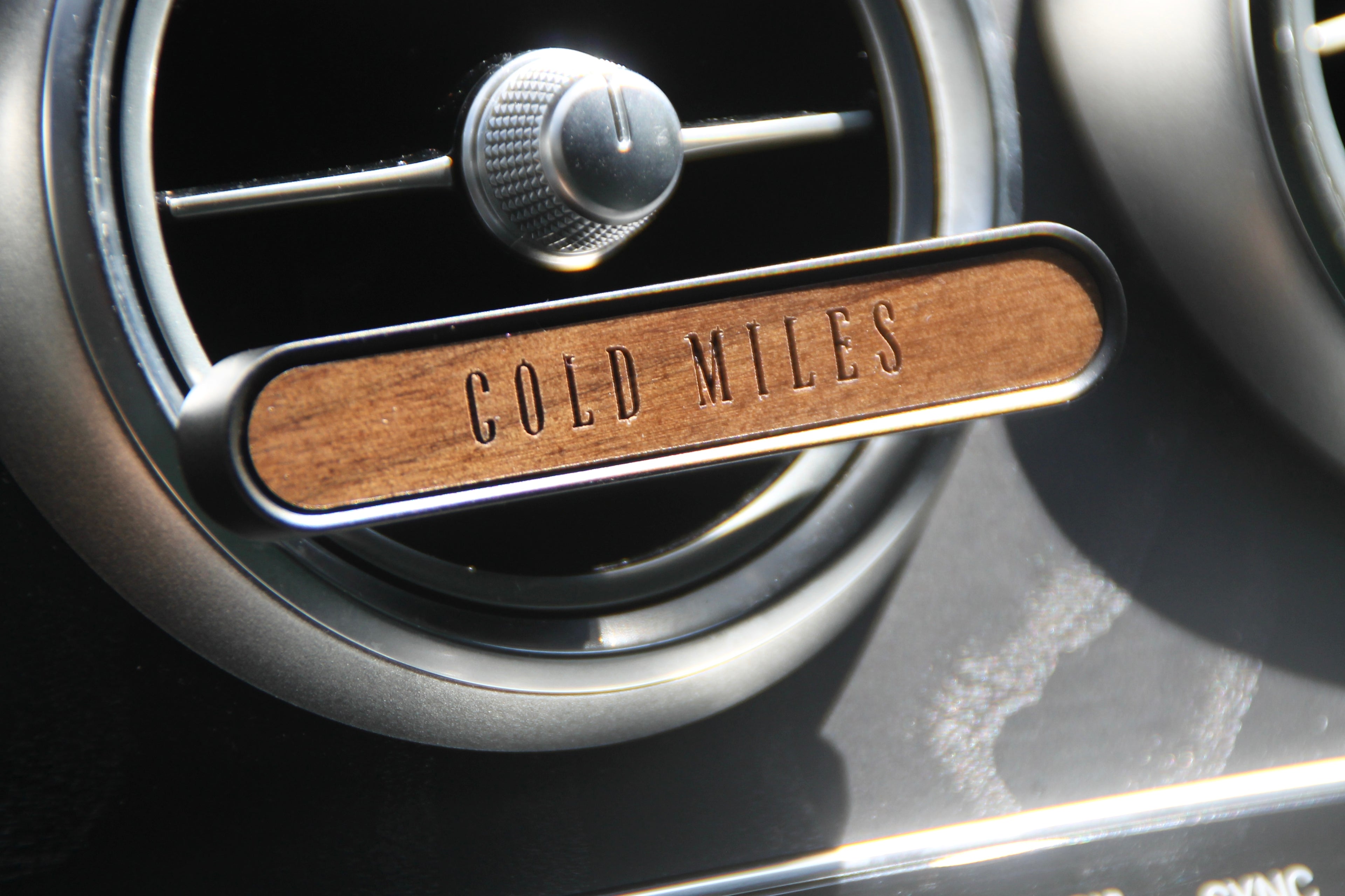 COLD MILES Holz Diffusor Nahaufnahme mit Sandelholz Gravur an Lüftungsdüse