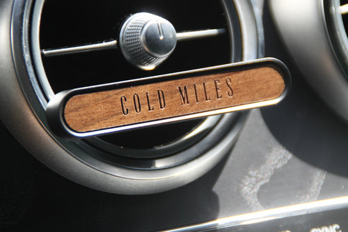COLD MILES Holz Diffusor Nahaufnahme mit Sandelholz Gravur an Lüftungsdüse