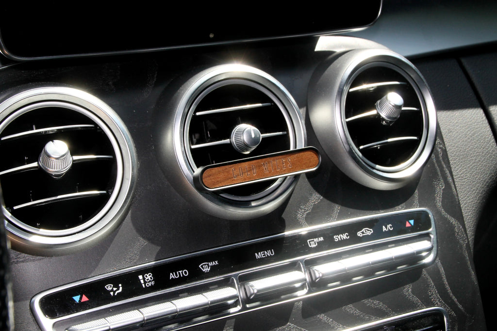 COLD MILES Auto Lufterfrischer aus Walnussholz am Lüftungsschlitz im Auto