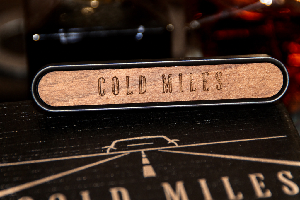 COLD MILES Walnussholz Diffusor Detailaufnahme mit Gravur